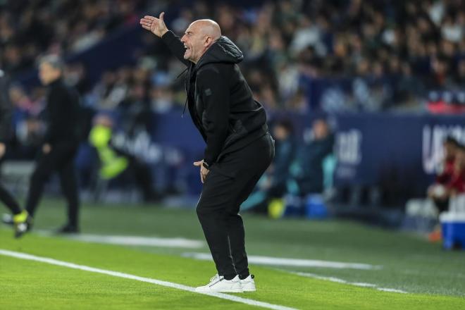 Julián Calero da instrucciones durante el Levante-Athletic (Foto: Europa Press).