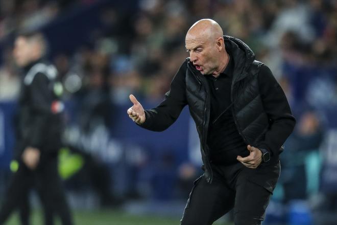 Julián Calero da instrucciones durante el Levante-Athletic (Foto: Europa Press).