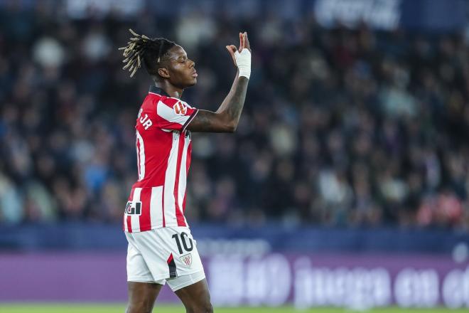 Nico Williams gesticula durante el Levante-Athletic (Foto: Europa Press).