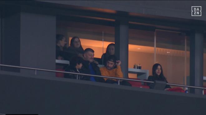 Melendi, en un palco del Metropolitano viendo el Atlético - Real Oviedo (Imagen: DAZN).
