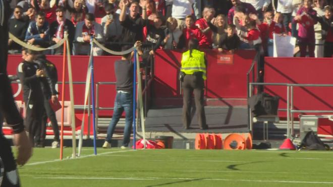 Jesús Navas agradece el cariño en el entrenamiento del Sevilla FC (ElDesmarque)