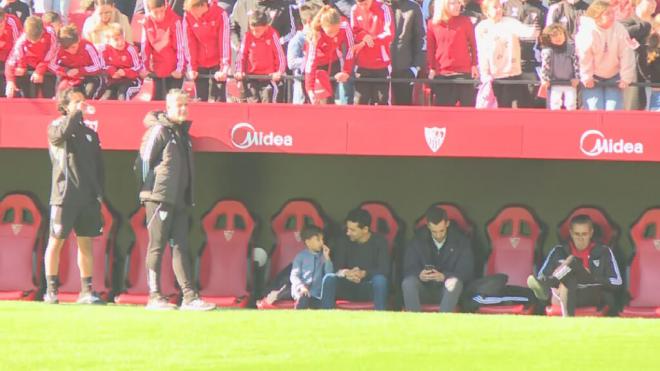 Jesús Navas y su hijo en el entrenamiento del Sevilla FC (ElDesmarque)