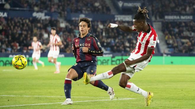 Nico Williams dispara en una acción de juego frente al Levante UD (Foto: Athletic Club).