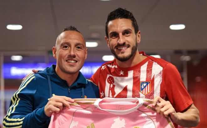 Santi Cazorla y Koke posan con la cuarta camiseta del Real Oviedo (Foto: ATM).
