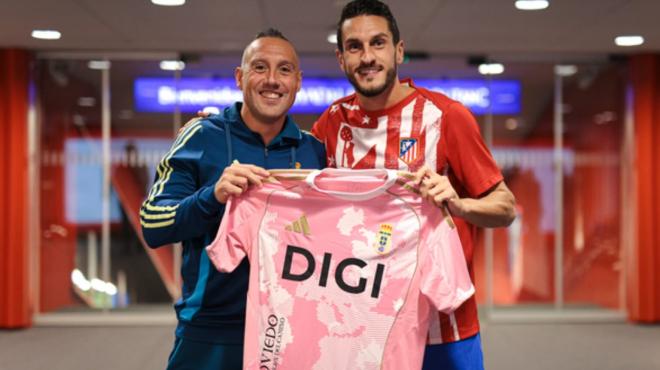Santi Cazorla y Koke posan con la cuarta camiseta del Real Oviedo (Foto: ATM).