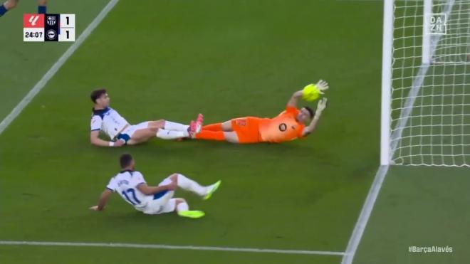 La parada de Joan García a Jonny en el Barcelona - Alavés (Imagen: DAZN).