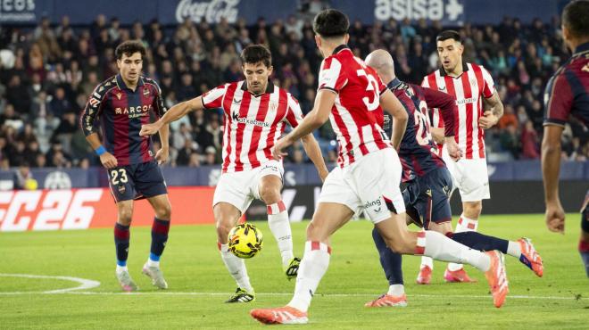 Dani Vivian en acción este sábado frente al Levante UD en el Ciutat de Valéncia (Foto: Athletic Club).