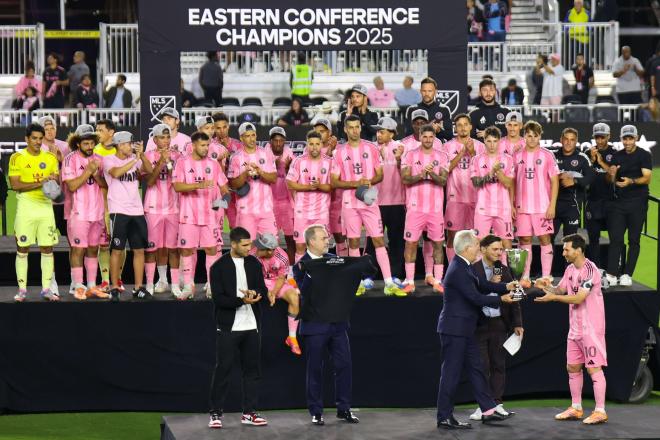 Carlos Alcaraz entrega al Inter Miami de Leo Messi el trofeo de la Conferencia Este MLS (Foto: Cord