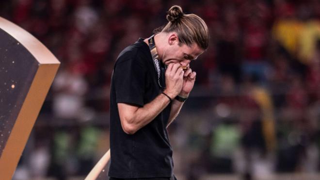 Filipe Luis besa la medalla de la Commebol Libertadores (Foto: CordonPress).