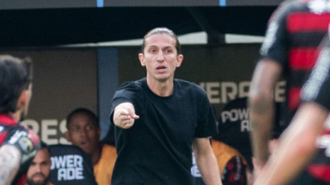 Filipe Luis da instrucciones en la Commebol Libertadores (Foto: CordonPress).