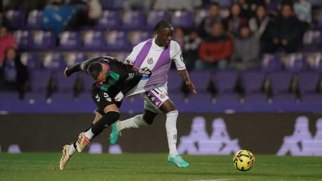 Agarrón a Amath dentro del área ante el Málaga.