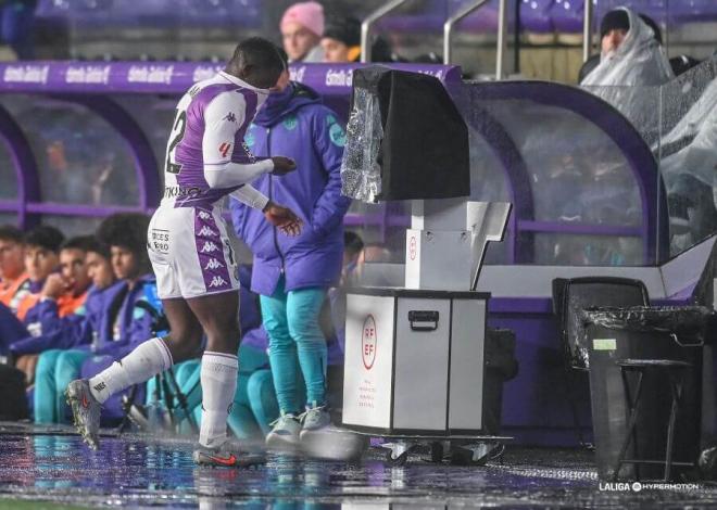 Alani se marcha expulsado ante el Málaga.