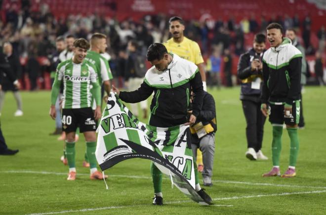 El Chimy Ávila celebra la victoria del Betis en el derbi (Foto: Kiko Hurtado).