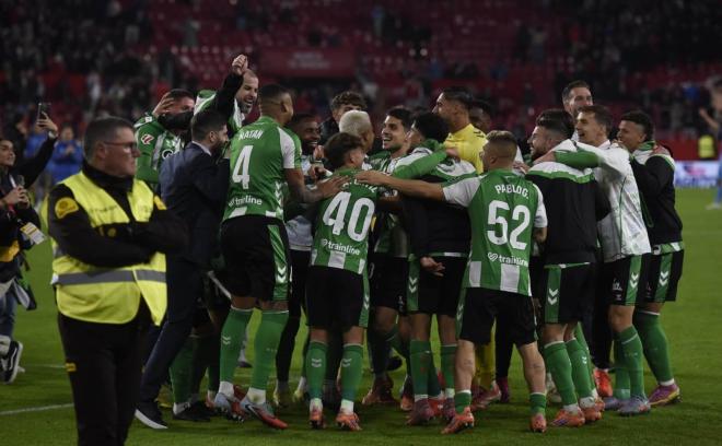 Piña bética en la celebración en el derbi (Foto: Kiko Hurtado).