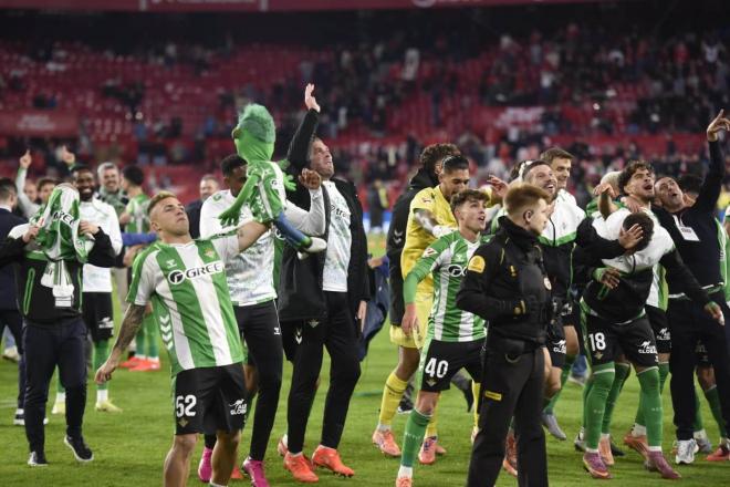 Pablo García celebra la victoria del Betis en el derbi (Foto: Kiko Hurtado).