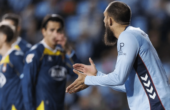 Borja Iglesias anima sus compañeros (Foto: LaLiga).