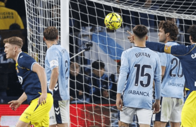 Carl Starfelt en el gol de Kike García (Foto: LaLiga).