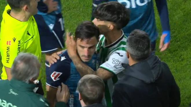 Kevin Medina abrazando a Iza Carcelén (Movistar +)