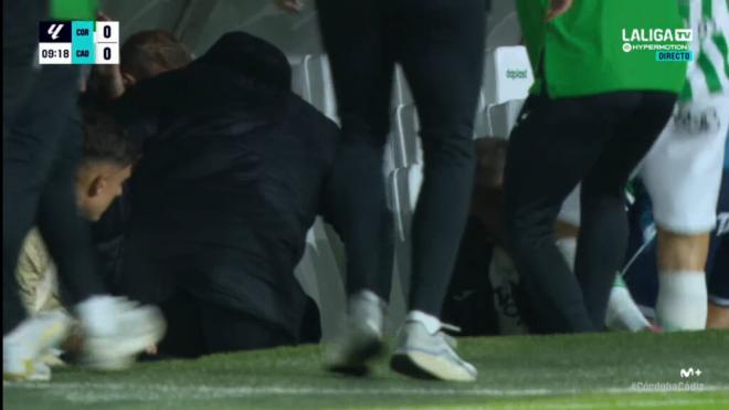 Los jugadores del Córdoba ayudando a Iza Carcelén (Movistar +)