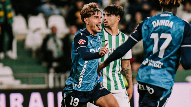 De La Rosa celebrando ante el Córdoba (Cádiz)