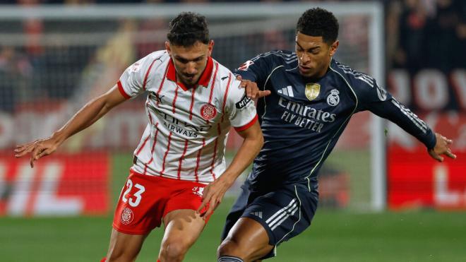 Iván Martín y Jude Bellingham pelean un balón (Foto: Cordon Press).