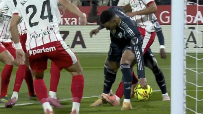 Kylian Mbappé y su mano ante el Girona (Movistar +)