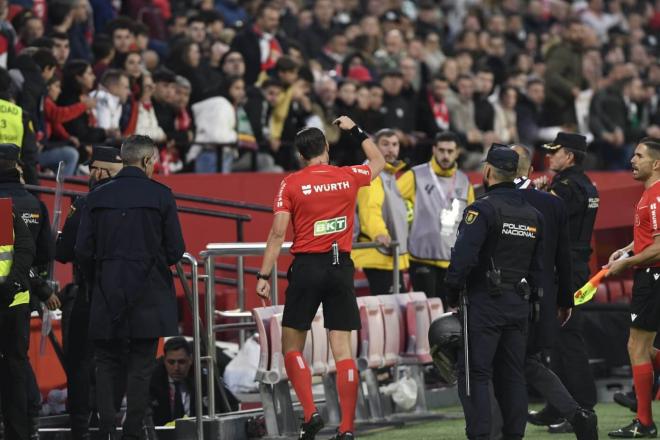 Munuera Montero suspende el Sevilla - Betis (Foto: Kiko Hurtado).