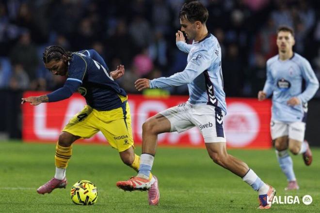 Miguel Román intenta atrapar a Tyrhys Dolan en el Celta-Espanyol (Foto: LALIGA).