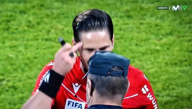 Munuera Montero explica a la Policía la suspensión del derbi.