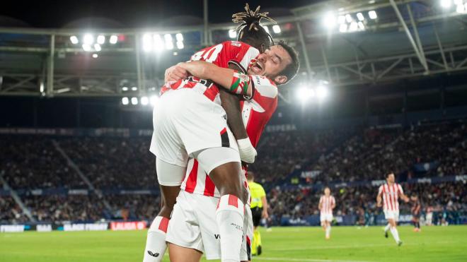 Nico Williams y Lekue se abrazan tras el gol al Levante UD (Foto: Athletic Club).