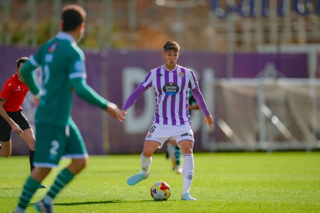 Íker Ivorra, ante el Coruxo (Foto: Real Valladolid).