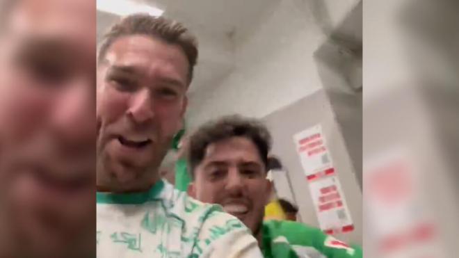 Adrián San Miguel y Pablo Fornals, celebrando el derbi.