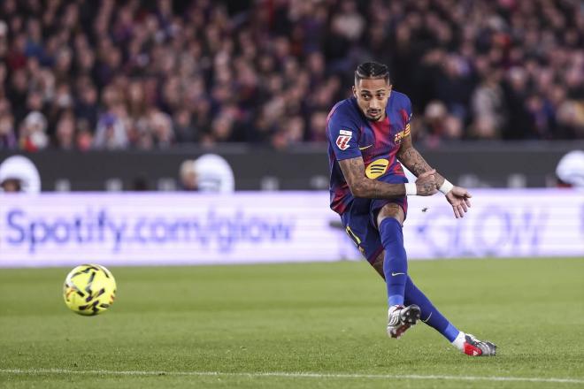 Raphinha dispara durante el Barcelona-Alavés (Foto: Europa Press).