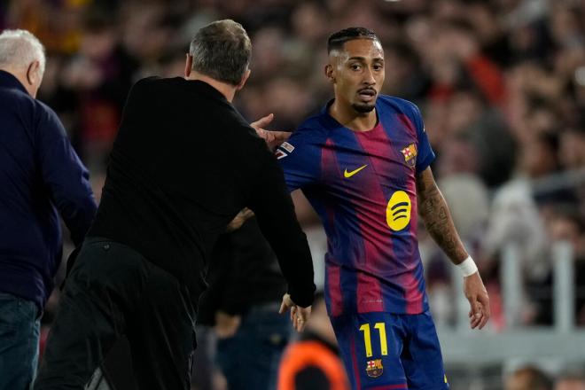 Saludo entre Hansi Flick y Raphinha durante el Barcelona-Alavés (Foto: EFE).