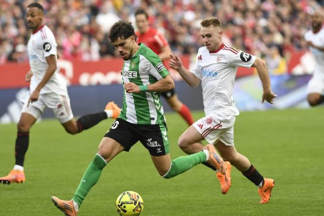 Ez Abde y Peque, en el Sevilla-Betis (Foto: Kiko Hurtado).