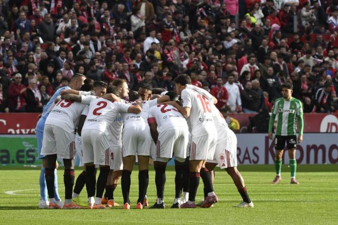 Los jugadores del Sevilla, en el derbi ante el Betis (Foto: Kiko Hurtado).