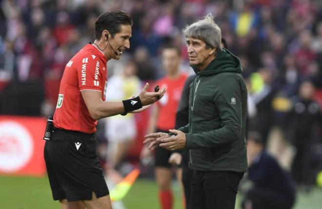 Munuera Montero y Manuel Pellegrini, en el Sevilla-Betis (Foto: Kiko Hurtado).
