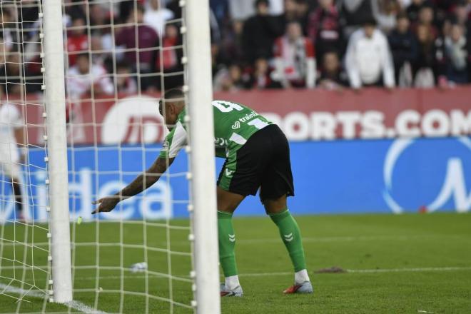 Natan retira objetos en el derbi Sevilla-Betis (Foto: Kiko Hurtado).