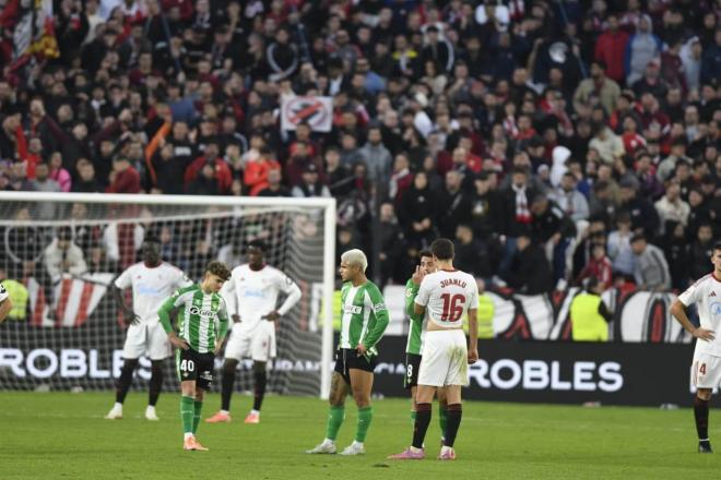 Decepción de los jugadores sevillistas en el derbi Sevilla-Betis (Foto: Kiko Hurtado).