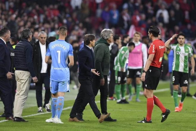 Pellegrini, Almeyda y Munuera Montero, en el derbi Sevilla-Betis (Foto: Kiko Hurtado).