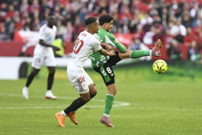 Sow y Pablo Fornals, en el Sevilla-Betis (Foto: Kiko Hurtado).