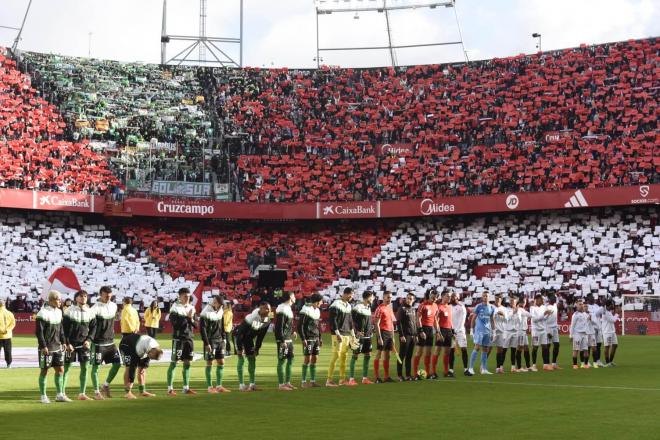 Los jugadores de ambos equipos en el Sevilla-Betis (Foto: Kiko Hurtado).