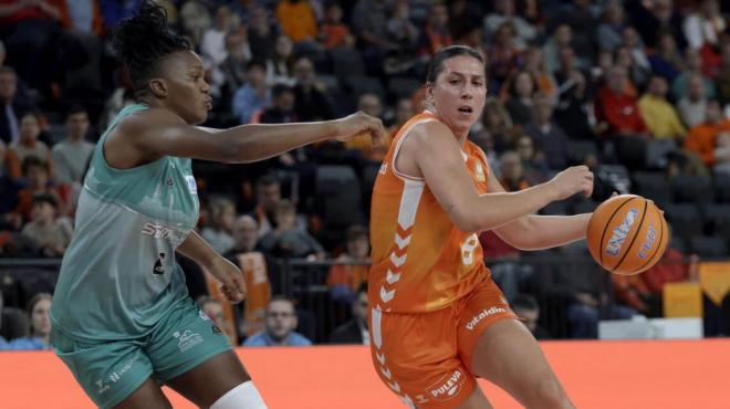 Valencia Basket saca adelante una dura batalla ante Ingeniería Ambiental CAB Estepona (82-74)