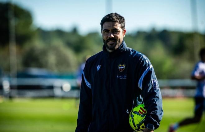 Vicente Iborra, durante un entrenamiento del Levante (Foto: LUD).