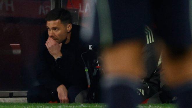 Xabi Alonso en el banquillo de Montilivi (Cordon Press)