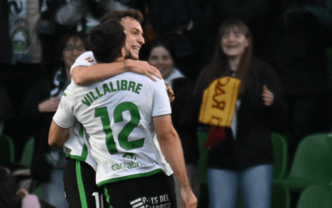 Iñigo Vicente y Villalibre celebran un gol del Racing. (Foto: LALIGA)