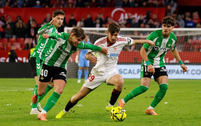 Miguel Sierra, debutando con el Sevilla en el derbi (Foto: Cordon Press).