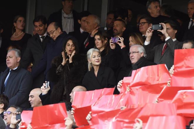 El arzobispo de Sevilla, en el palco del Sánchez-Pizjuán (Foto: Kiko Hurtado).