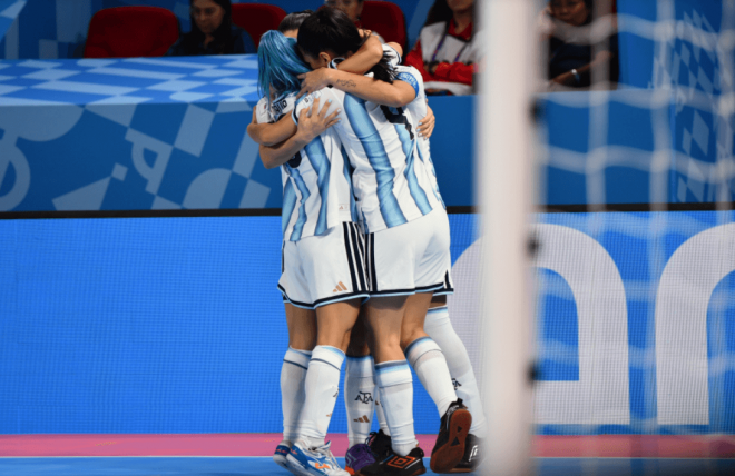 Las jugadoras de Argentina celebran uno de los goles ante Colombia (FOTO: AFA).