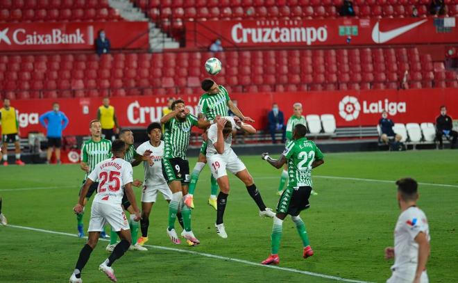 Penalti de Bartra en el derbi tras el confinamiento.